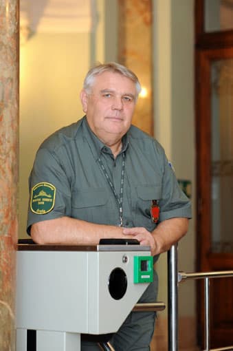 Takács Sándor Magyar Nemzeti Bank fegyveres biztonsági őrség őrparancsnok-helyettes Az év emberévé választották 2009-ben